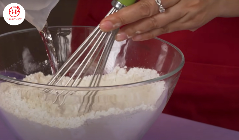 Pha bột bánh tôm