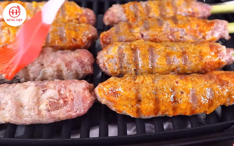 Phết dầu màu điều để nem có màu đẹp mắt.