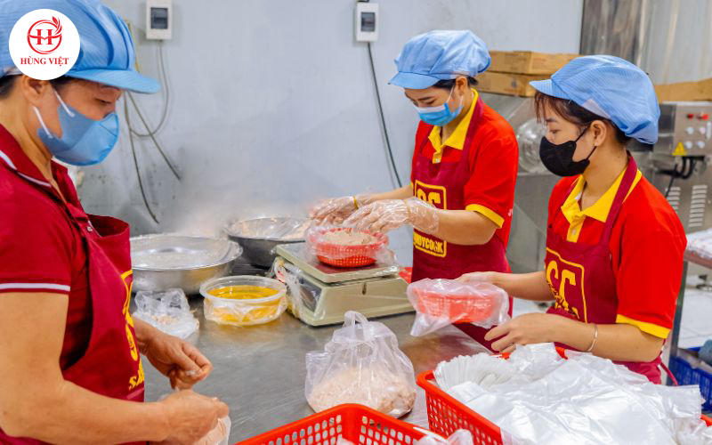 Quy trình sản xuất của Hùng Việt Foods đảm bảo vệ sinh an toàn thực phẩm.