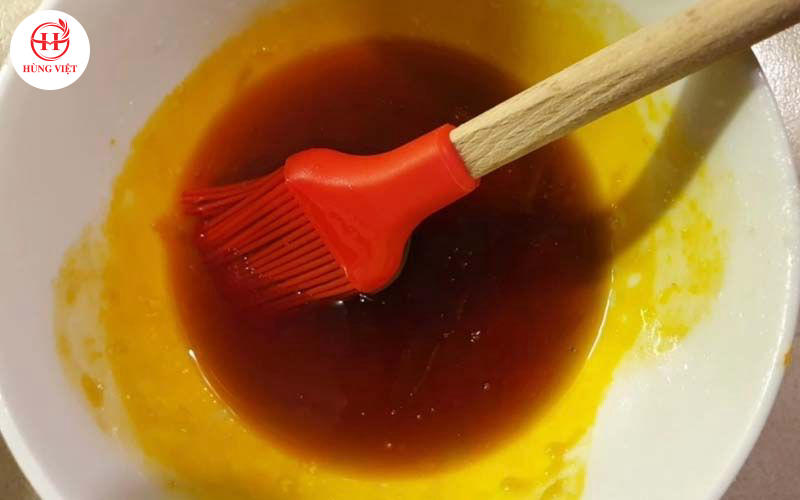 Sử dụng các loại dầu ăn phù hợp để hình thức và hương vị của nem được hấp dẫn hơn.