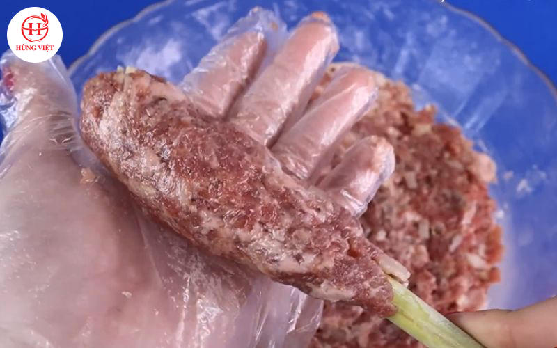 Tạo hình cây nem lụi.