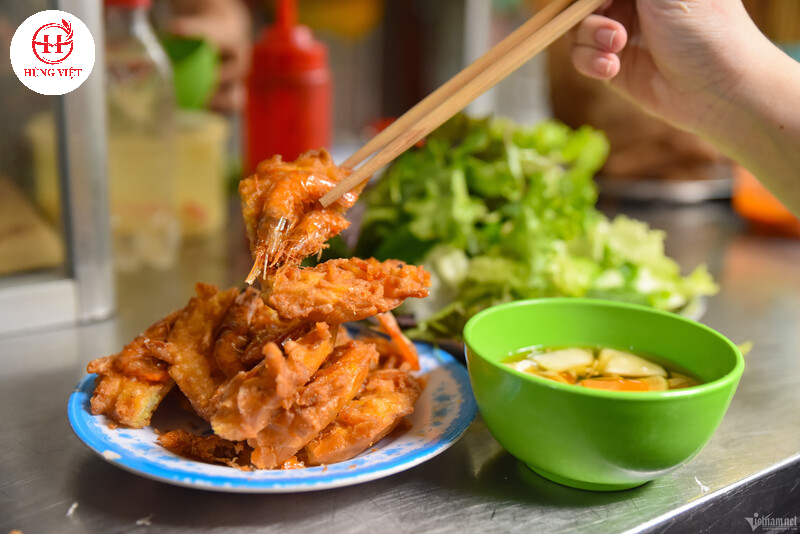 Thưởng thức bánh tôm trong tiết trời se lạnh