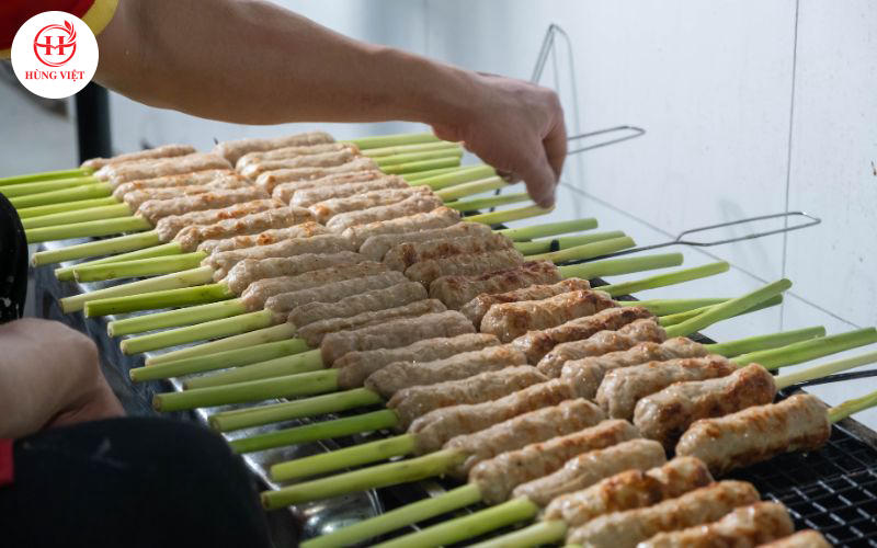 Trở đều mặt nem, tránh để vỏ nem bị cháy xém.