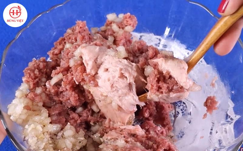 Trộn đều tất cả các nguyên liệu lại với nhau.