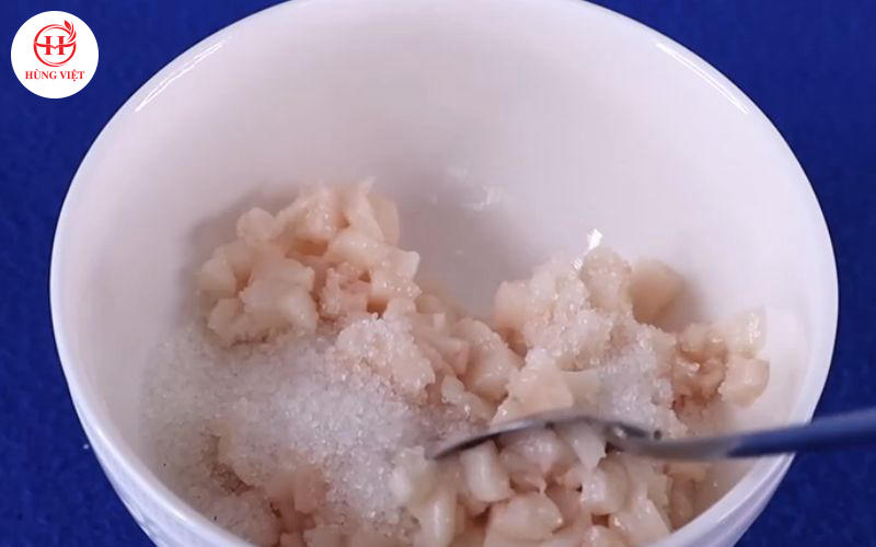 Ướp mỡ heo cắt hạt lựu với đường.