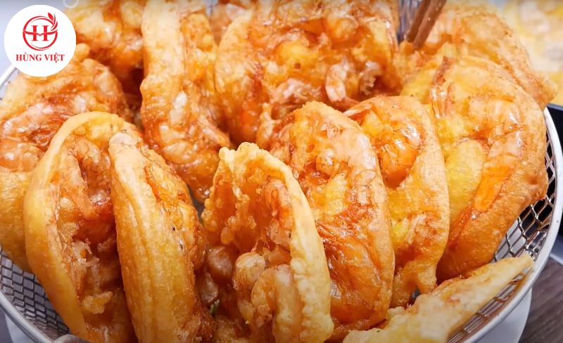 Vớt bánh tôm cho ráo dầu