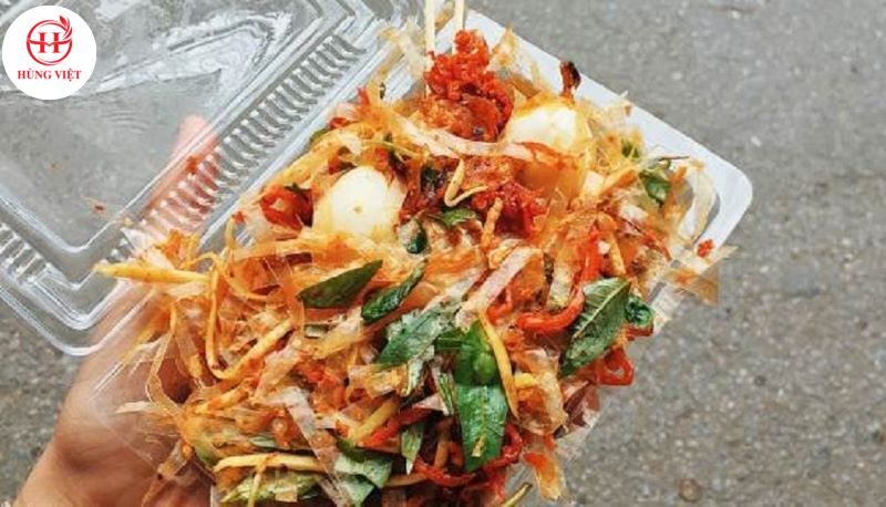 Bánh tráng trộn hút khách
