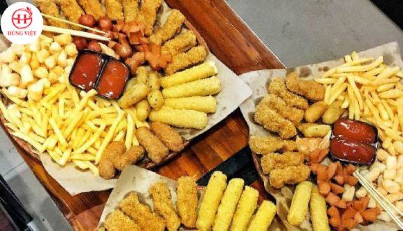 Khoai tây chiên và khoai lang kén là hai món ăn vặt quen thuộc.