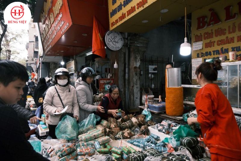 Cửa hàng giò chả bà Lũy tấp nập khách