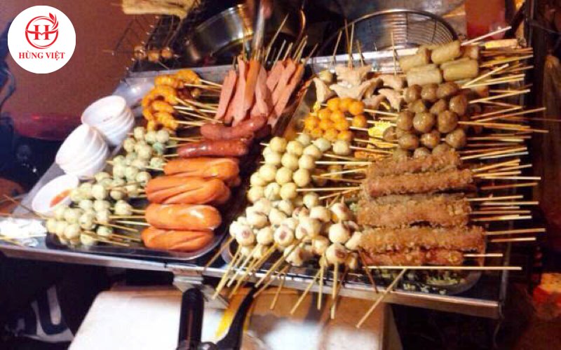 Thịt xiên nướng, cá viên chiên hấp dẫn