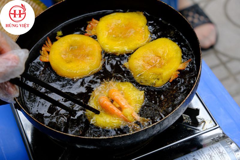 Tiết kiệm thời gian với bánh tôm nhập sỉ tại cơ sở lớn