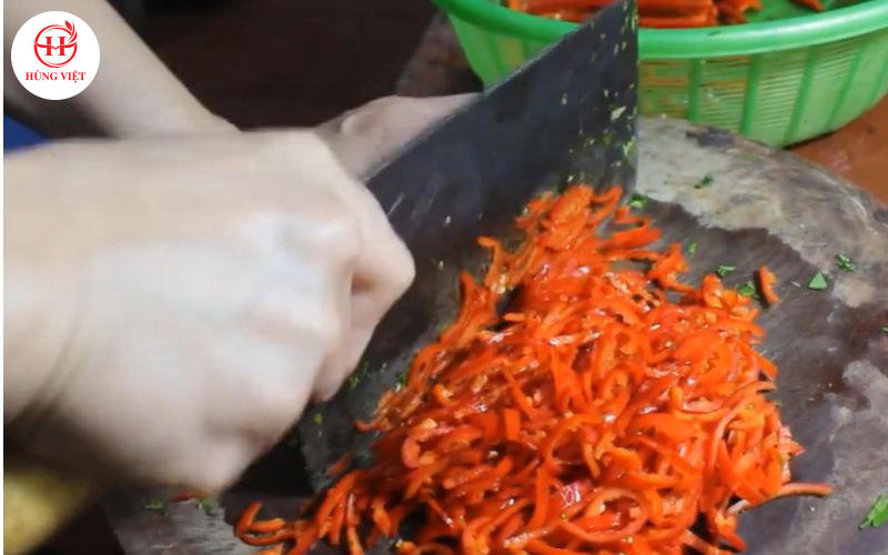 Sơ chế các nguyên liệu chính.