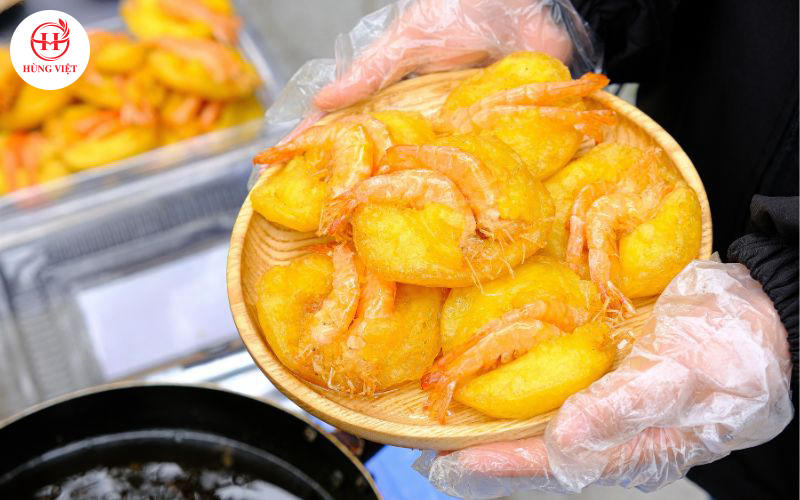 Bánh tôm với hình thức bắt mắt và hương vị lôi cuốn.