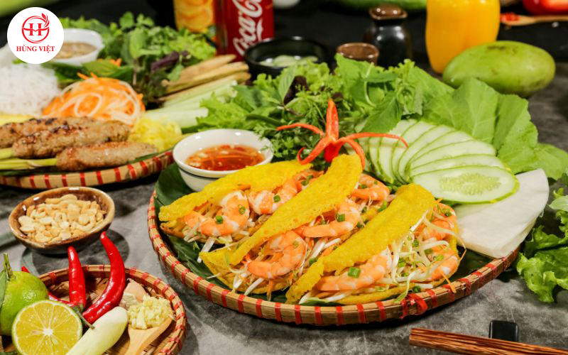 Mẹt bánh xèo đầy đủ với phần nhân đẫm tôm.
