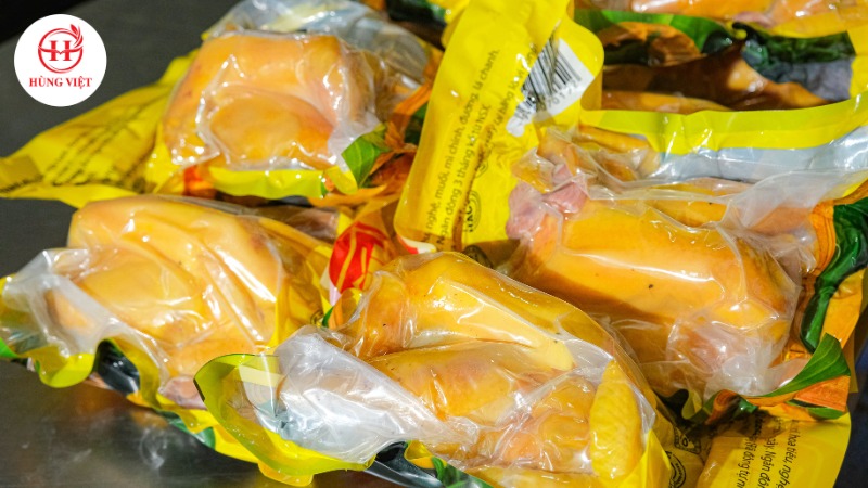 Giữ gà ủ muối trong túi nilon kín hoặc hộp đựng thực phẩm