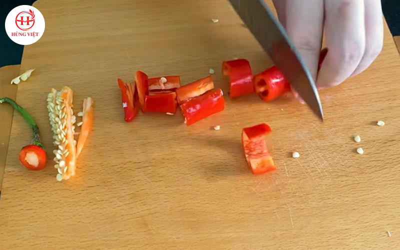 Cắt khúc ớt sừng.