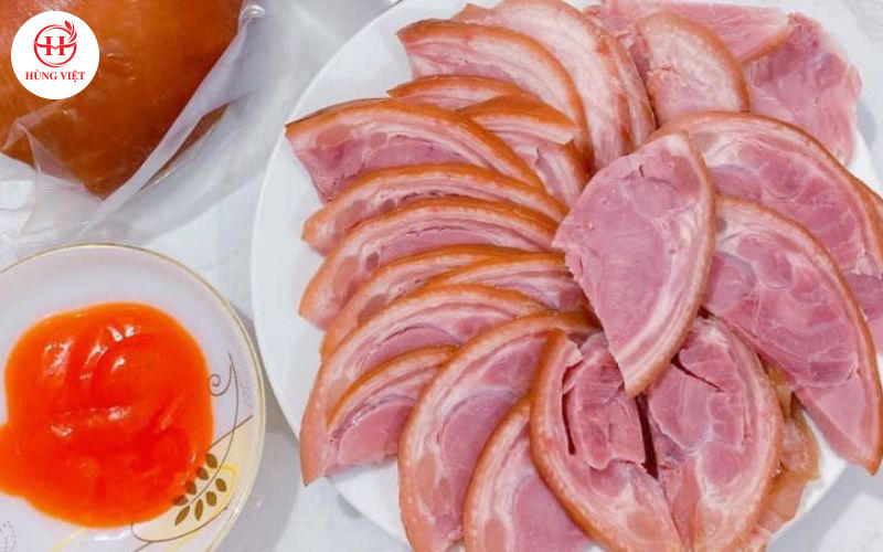 Chân giò ủ muối - món ăn phổ biến trên các bàn nhậu. 