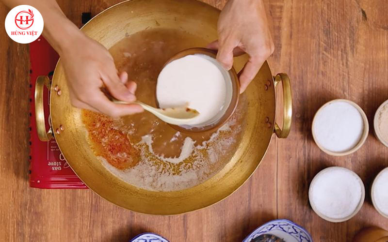 Nước cốt dừa là thành phần không thể thiếu khi nấu nước lẩu này.