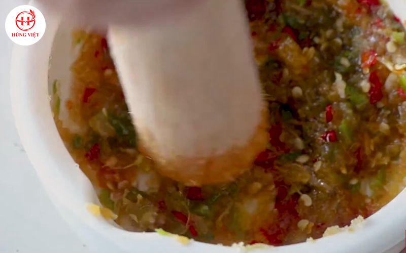 Đâm nhuyễn tất cả các nguyên liệu.