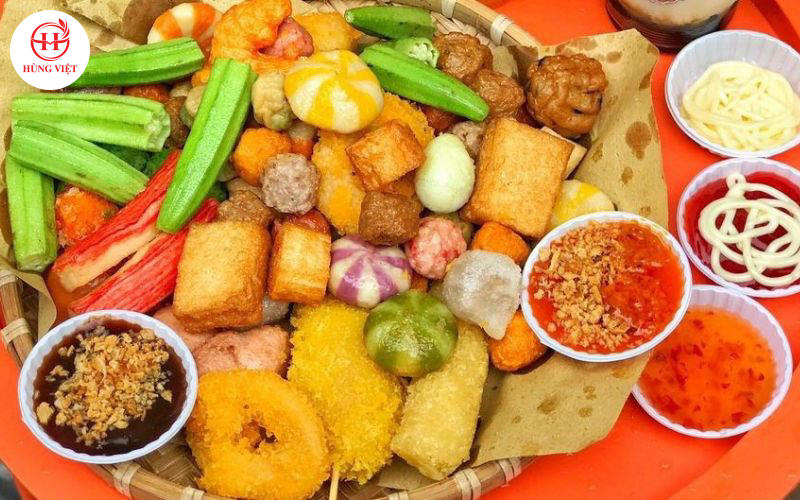 Viên chiên chấm cùng cùng nước sốt đa dạng.