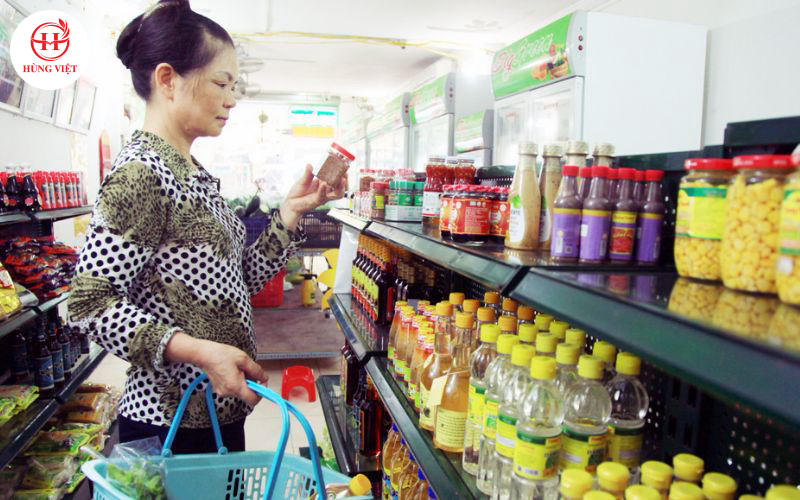 Một số người dân vẫn có thói quen mặc cả khi mua hàng.