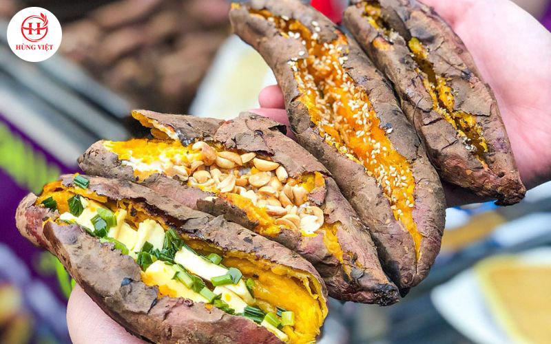 Mẹt bánh xèo đầy đủ với phần nhân đẫm tôm.