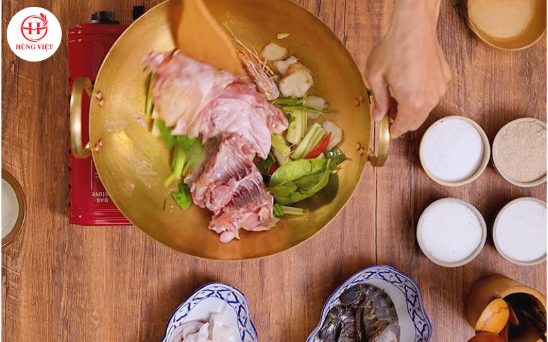 Xào sơ các nguyên liệu trước khi đổ nước vào.