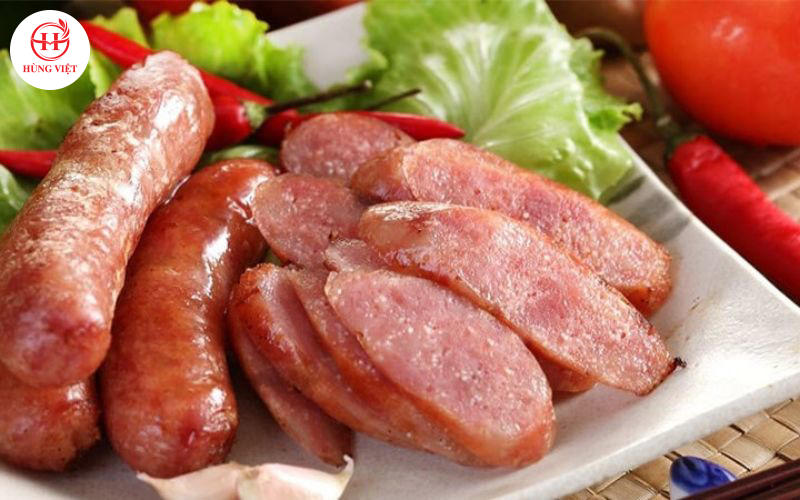 Lạp xưởng xuất hiện nhiều trong các mâm nhậu của người Việt. 