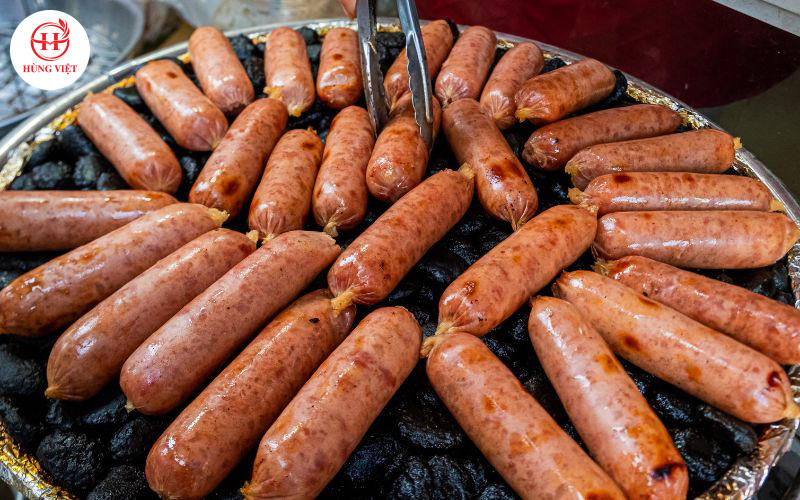 Lạp xưởng nướng đá nổi tiếng với phương pháp nướng độc đáo.