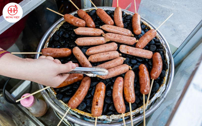 Lạp xưởng nướng đá độc đáo, thu hút nhiều thực khách.