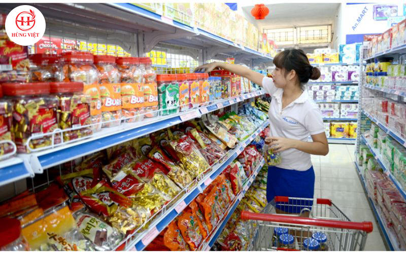 Sắp xếp kệ hàng khoa học, hợp lý để khách hàng dễ lựa chọn.