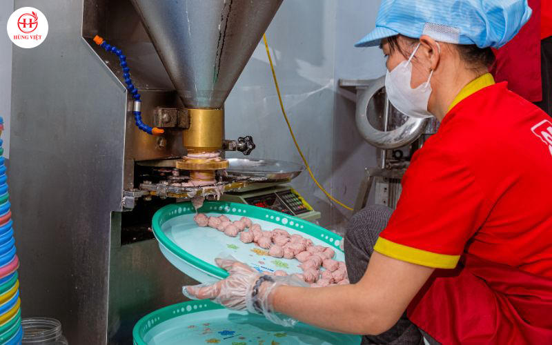 Hùng Việt Foods - thương hiệu sản xuất đồ ăn vặt chế biến sẵn uy tín.