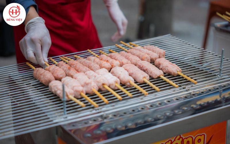 Hùng Việt hỗ trợ các chủ quán trong việc chụp ảnh và quay video về sản phẩm.