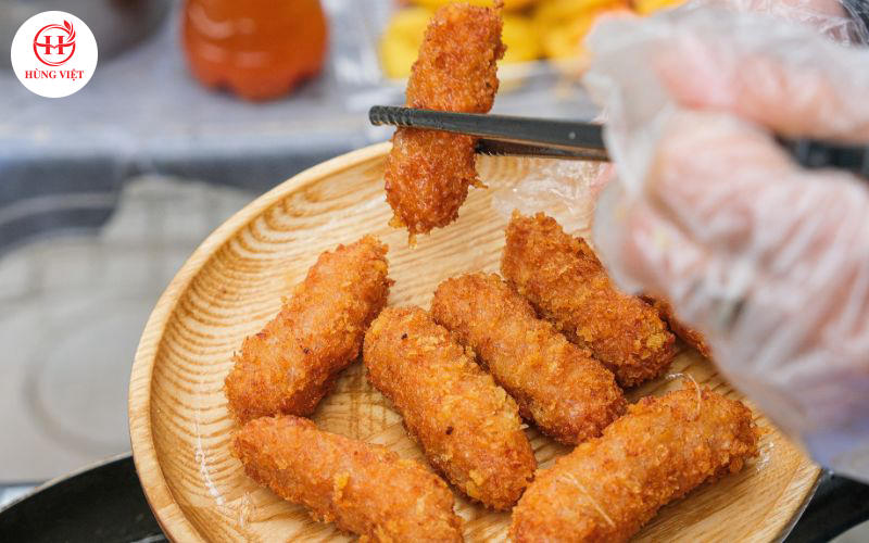 Nem chua rán - món ăn vặt phổ biến được nhiều thực khách yêu thích.