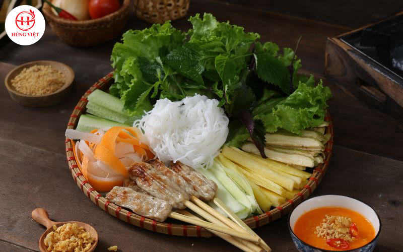 Nem lụi Huế nổi tiếng với hương vị địa phương, chiếm trọn cảm tình của thực khách.