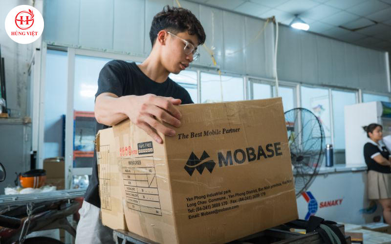 Hùng Việt xác nhận và tiến hành giao đơn đến khách hàng.