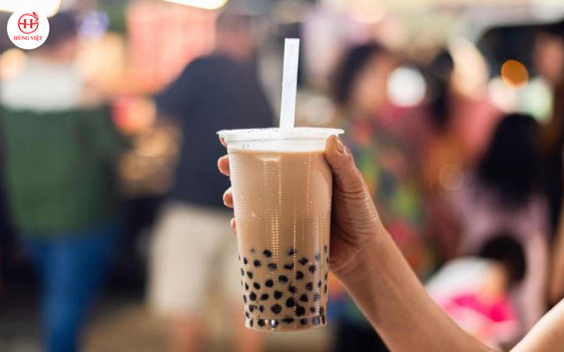 Trà sữa là đồ uống phổ biến, có thể bán kèm với nhiều món đồ ăn vặt.