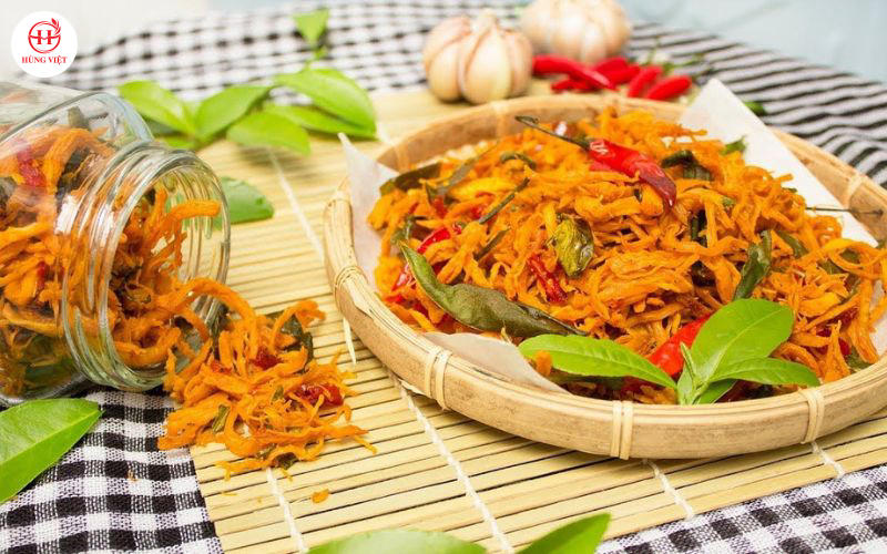 Khô gà lá chanh - món ăn vặt ưa thích của dân văn phòng.