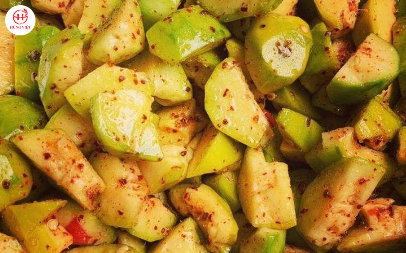 Xoài lắc, cóc lắc đậm đà, kích thích vị giác của thực khách.