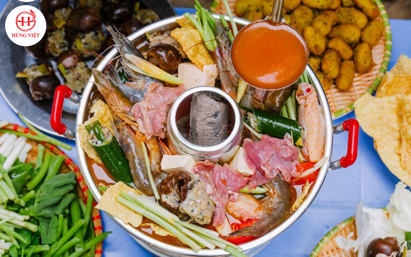 Chuẩn bị các topping và chế nước lẩu vào để thực khách sẵn sàng thưởng thức.