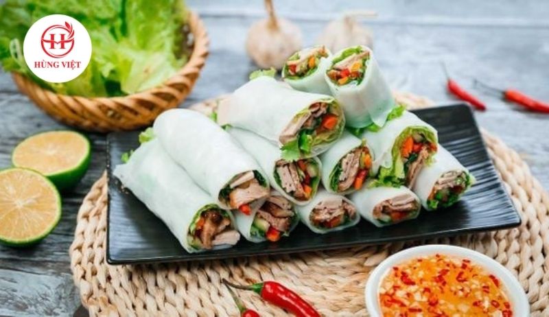 Bánh phở cuốn chặt phần nhân cùng chả cốm thái mỏng ngon mê ly