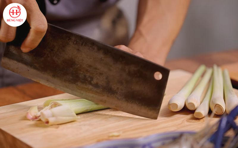 Đập dập và cắt sả thành từng khúc.