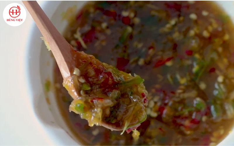 Thêm nước mắm và nước cốt chanh vào để tạo độ sánh cho nước chấm.