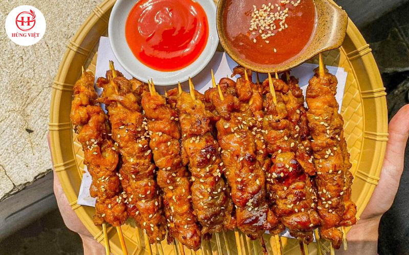 Thịt xiên nướng - món ăn vặt đường phố vô cùng hấp dẫn.