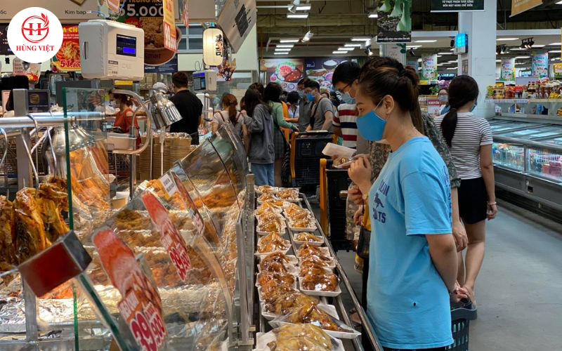Thực phẩm chế biến sẵn tại siêu thị đang ngày càng được nhiều người tiêu dùng ưa chuộng.