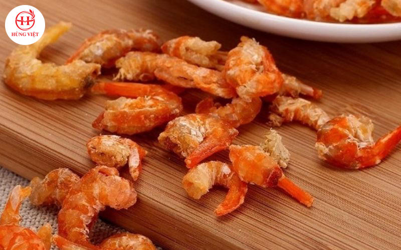 Tôm khô có thể ăn kèm cùng nhiều món nhậu hấp dẫn khác. 