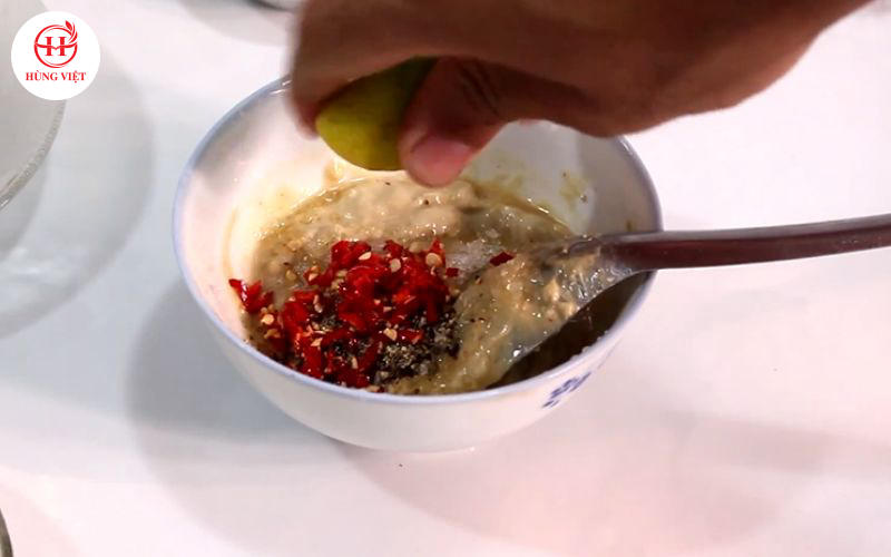 Trộn đều các gia vị với chao.