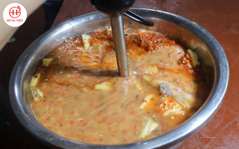 Xay nhuyễn tất cả các nguyên liệu đến khi hỗn hợp sánh mịn đạt chuẩn.