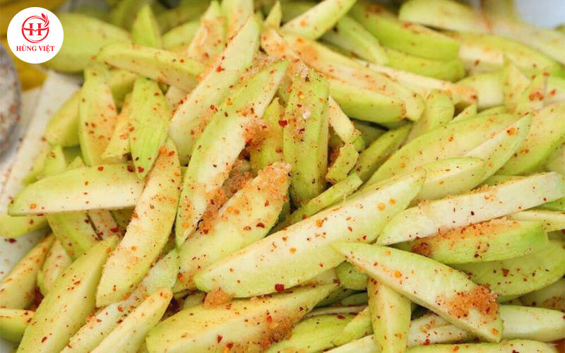 Xoài lắc - món ăn vặt dễ làm, dễ bán.