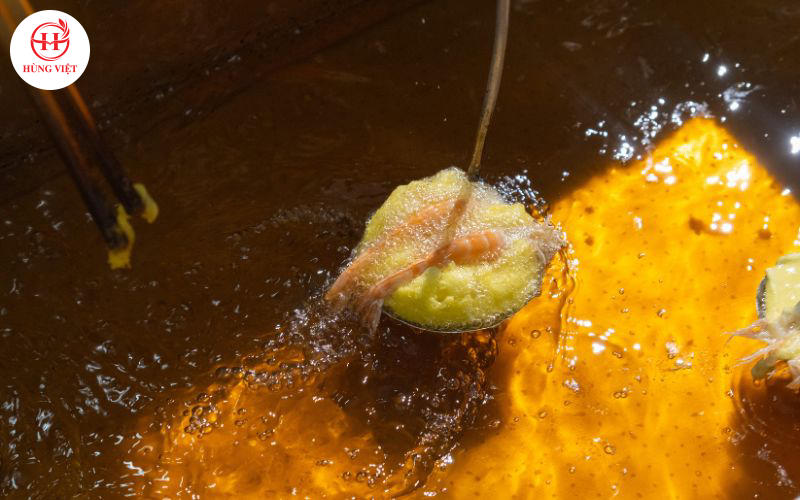 Bánh tôm mới chiên giòn nóng, phù hợp để thực khách thưởng thức ngay. 